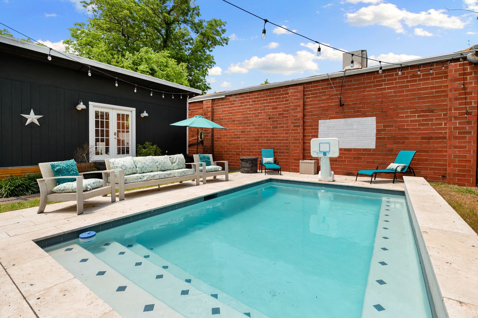 Poolside EaDo Retreat vacation rental in Houston Texas – 6 bedrooms sleeps 22