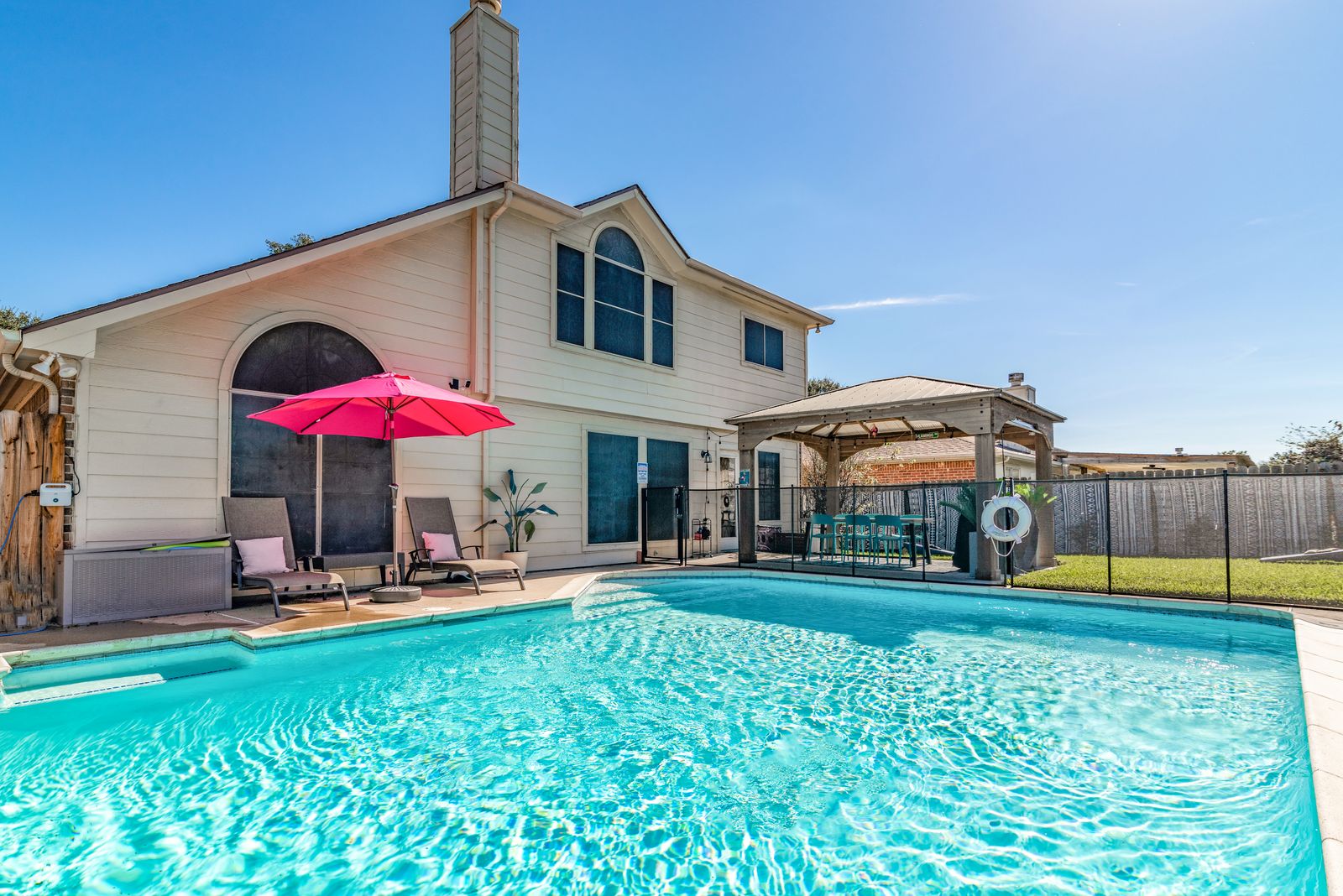 Katy Pool Escape vacation rental in Houston Texas – 4 bedrooms sleeps 12