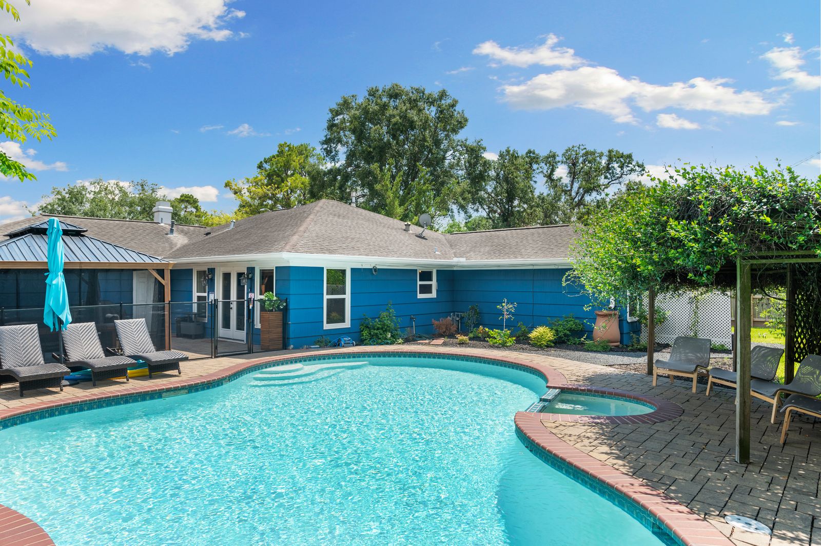 NRG & Med Center Pool House vacation rental in Houston Texas – 4 bedrooms sleeps 14